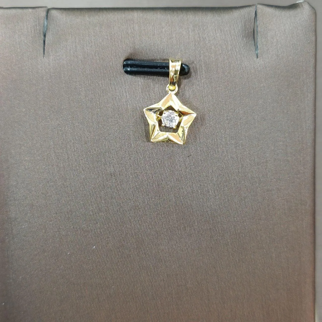 22k / 916 gold star dancing stone pendant