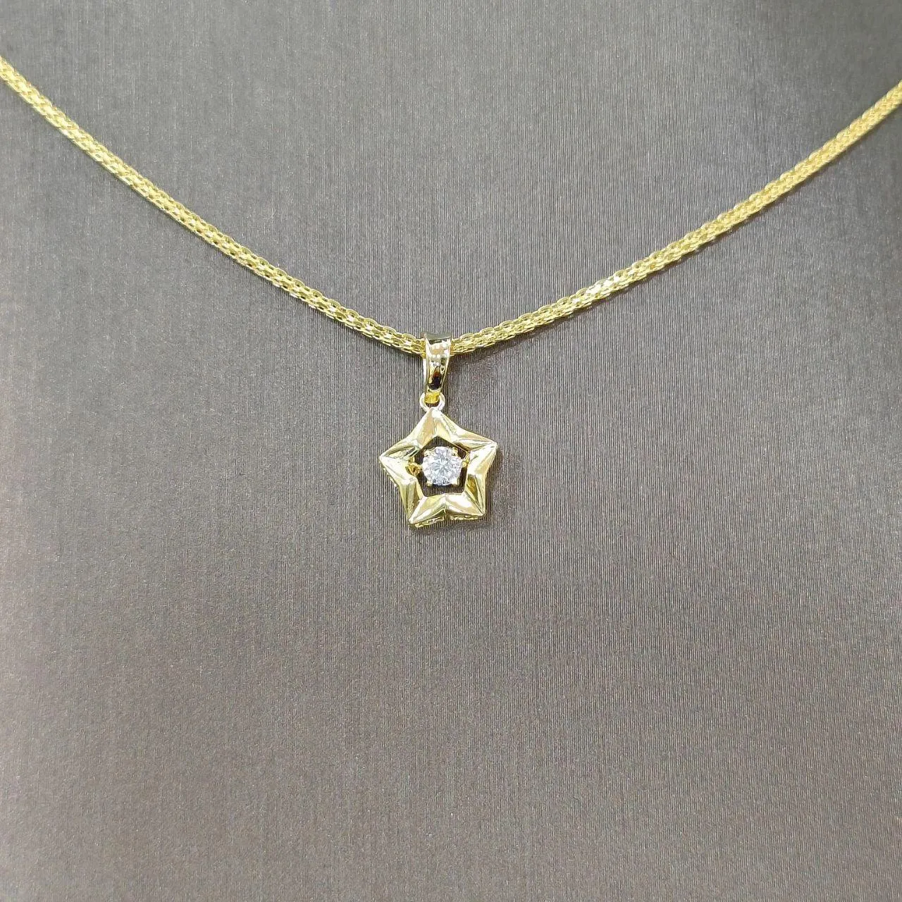 22k / 916 gold star dancing stone pendant