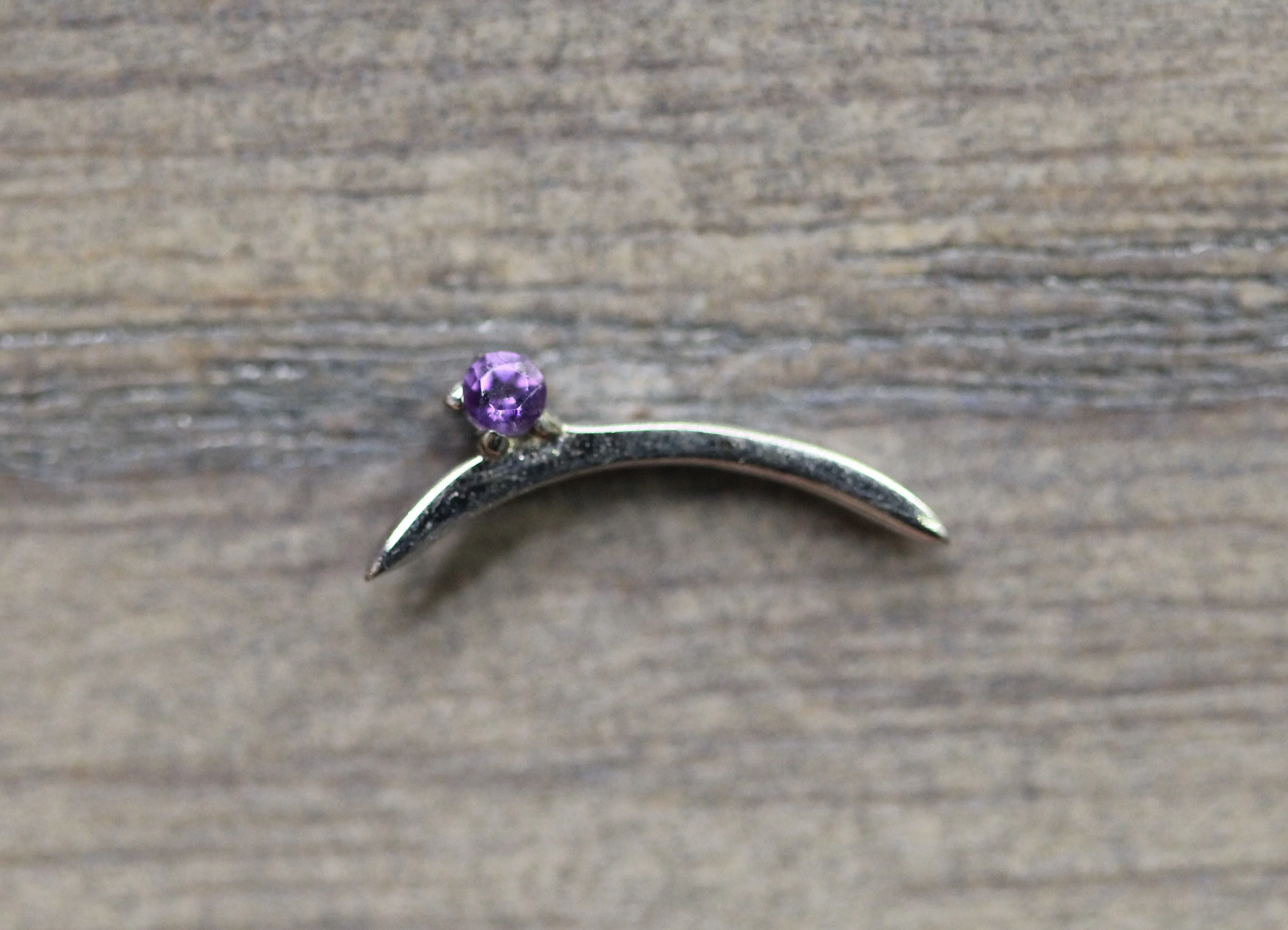 Curve Pin in White Gold- Amethyst