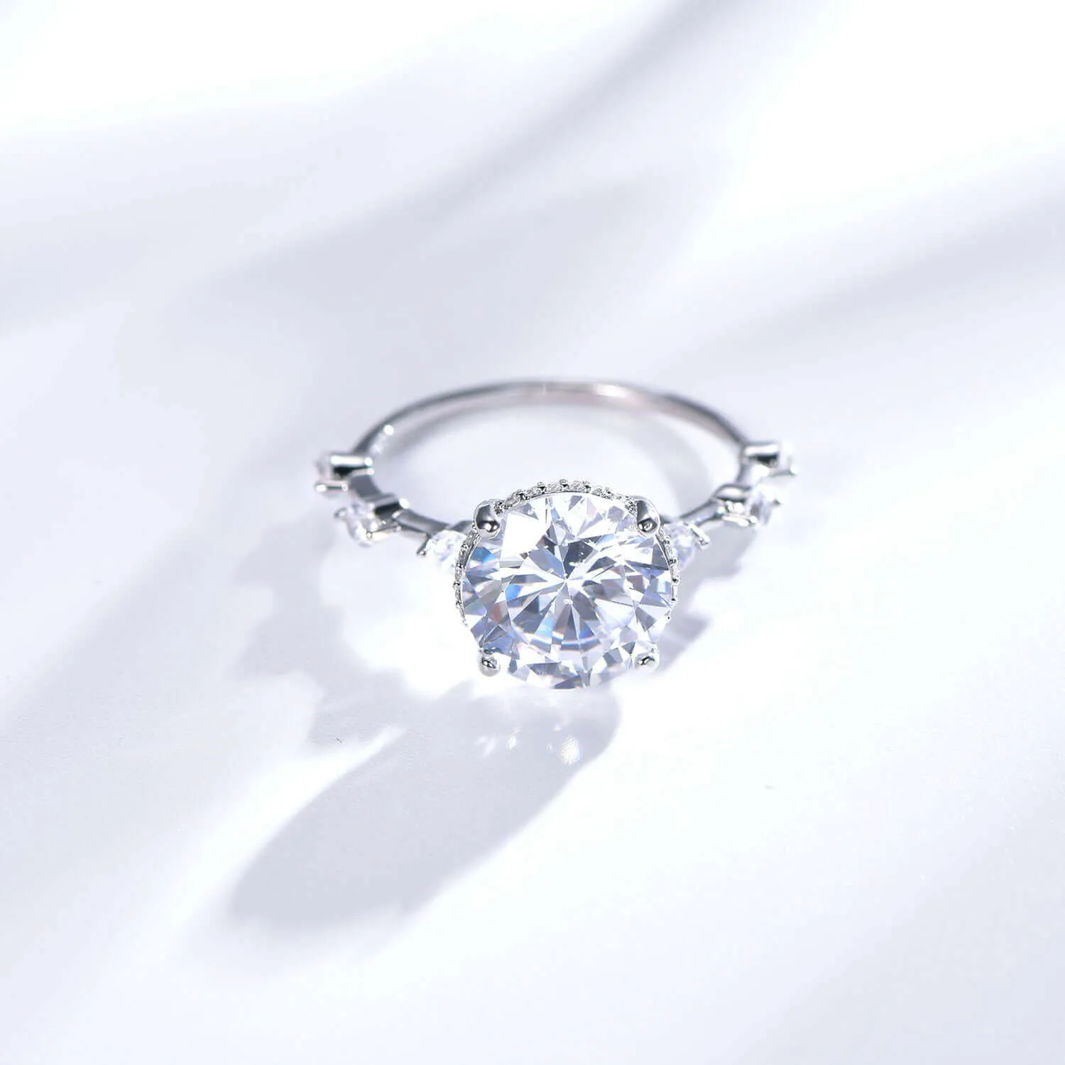 Exquisite Halo Round Cut Wedding Ring