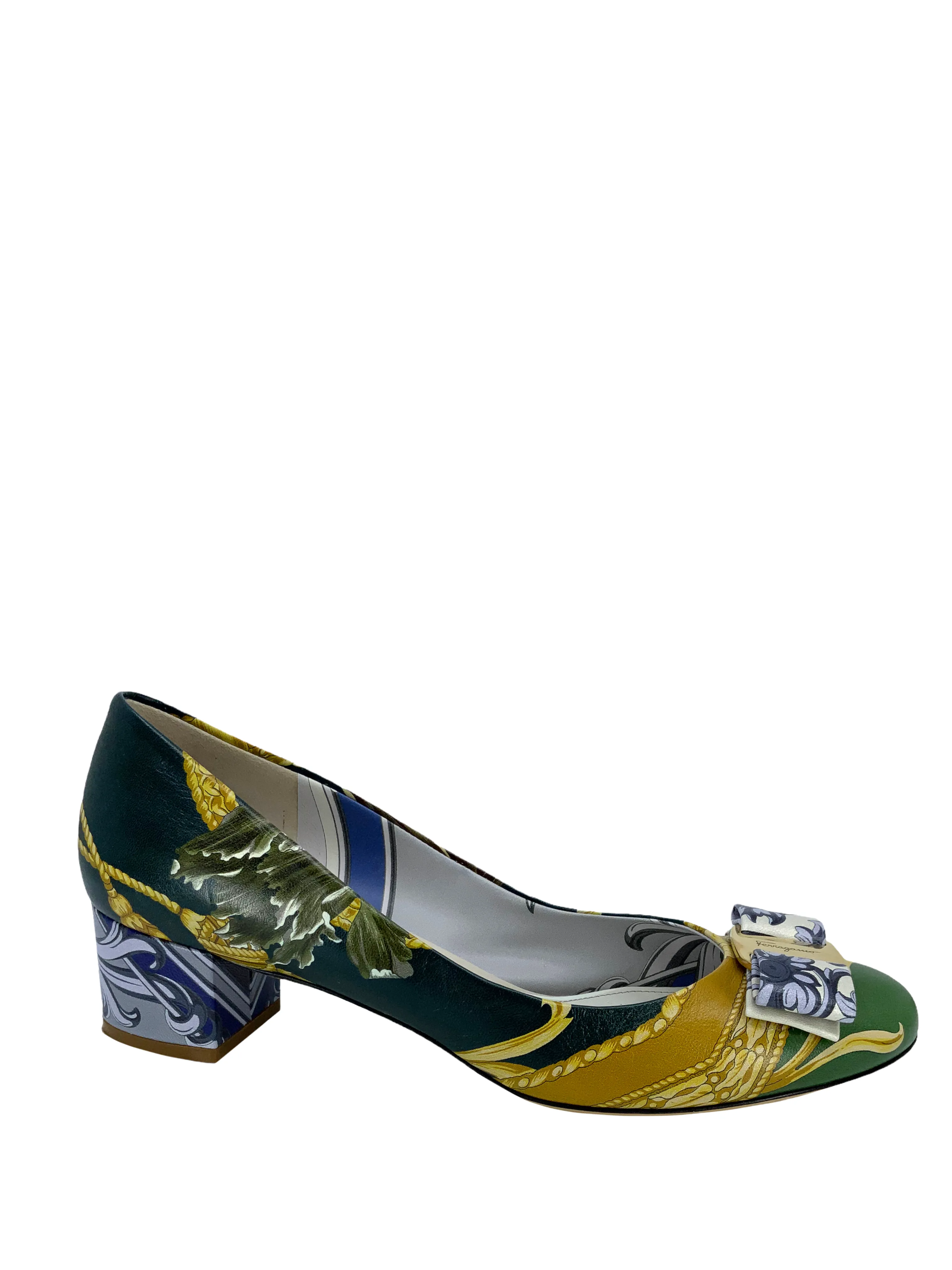 Salvatore Ferragamo Womens Vara Bow Pumps - Elegant Size 10 High Heels with Timeless Design