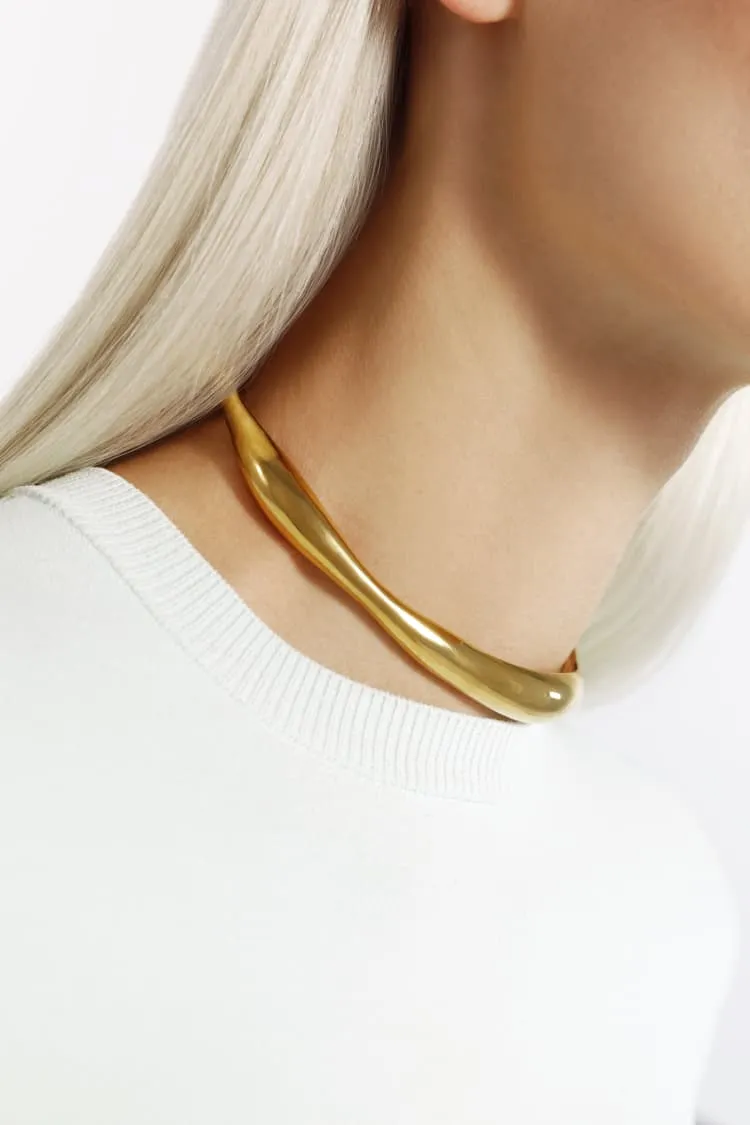 twisted choker necklace in gold